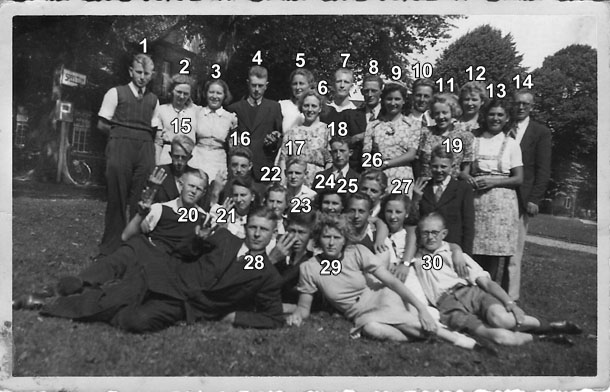 groep_bij_speeltuin_genummerd_610